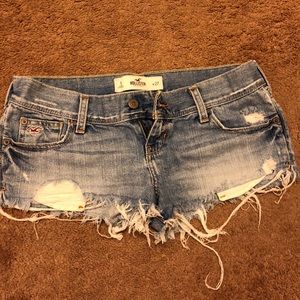 Hollister short distressed denim shorts size 5